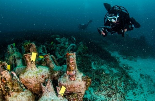 Lan ngam xac tau dam tu 2.500 nam truoc hinh anh