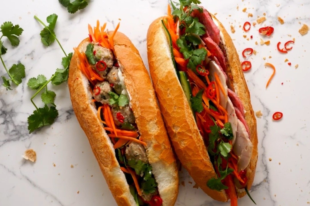 Lam banh mi thit vien xiu mai tai nha hinh anh