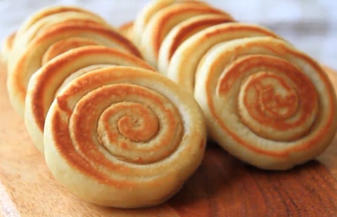 Lam banh cuon bo dau phong khong can lo nuong hinh anh