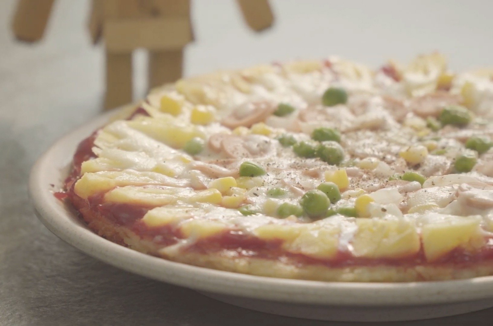 Lam pizza tu com nguoi cung cac nguyen lieu co san trong tu lanh hinh anh