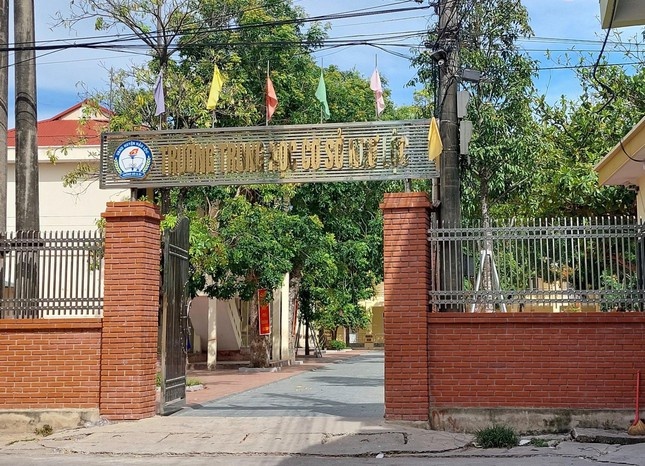 Hieu truong truong sua hon 2.000 dau diem o Thanh Hoa noi gi? hinh anh