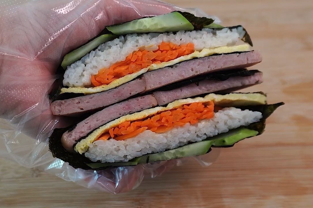 Meo lam kimbap khong can cuon cho nguoi luoi hinh anh