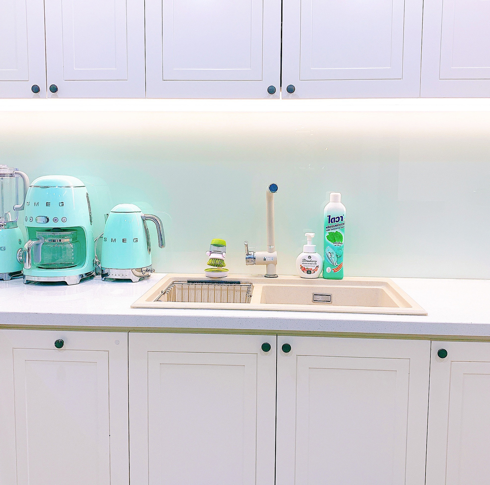 meo trong nha bep anh 4