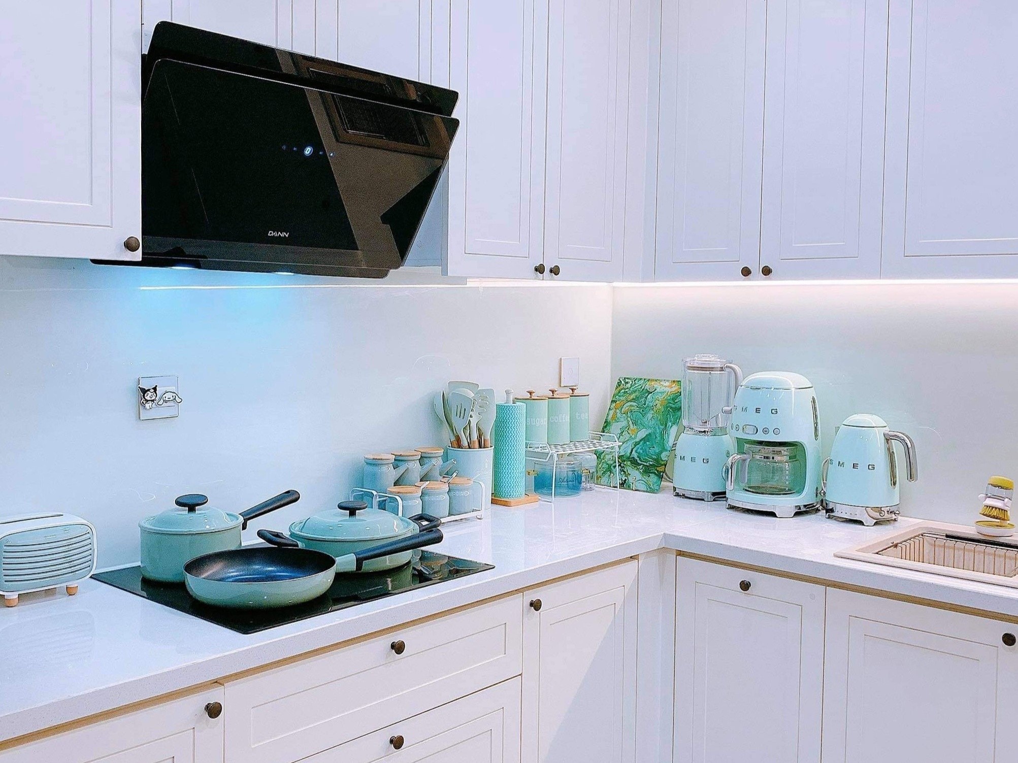 meo trong nha bep anh 2