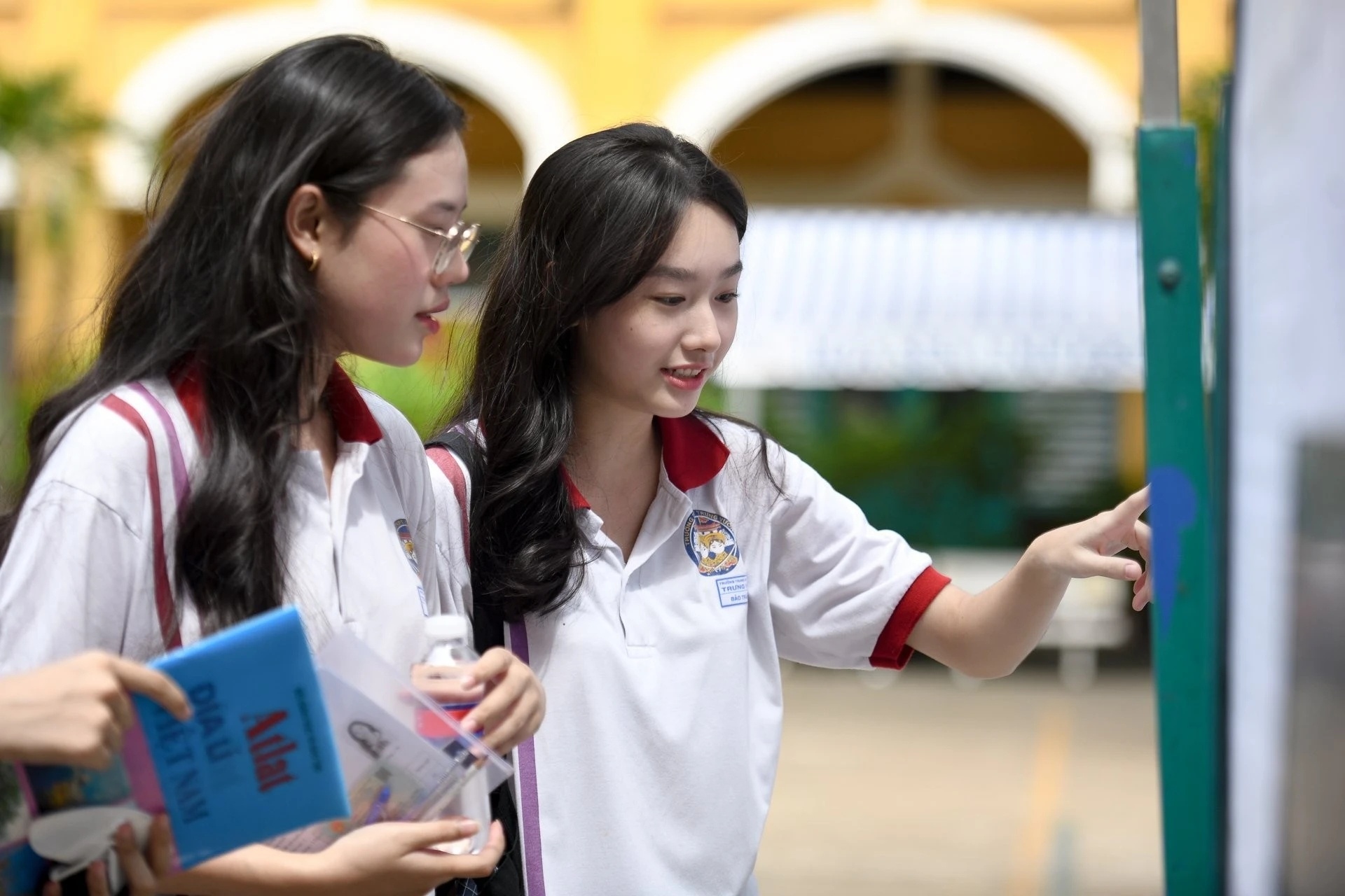 Thong nhat 1 bo sach giao khoa, mien phi cho tat ca hoc sinh hinh anh