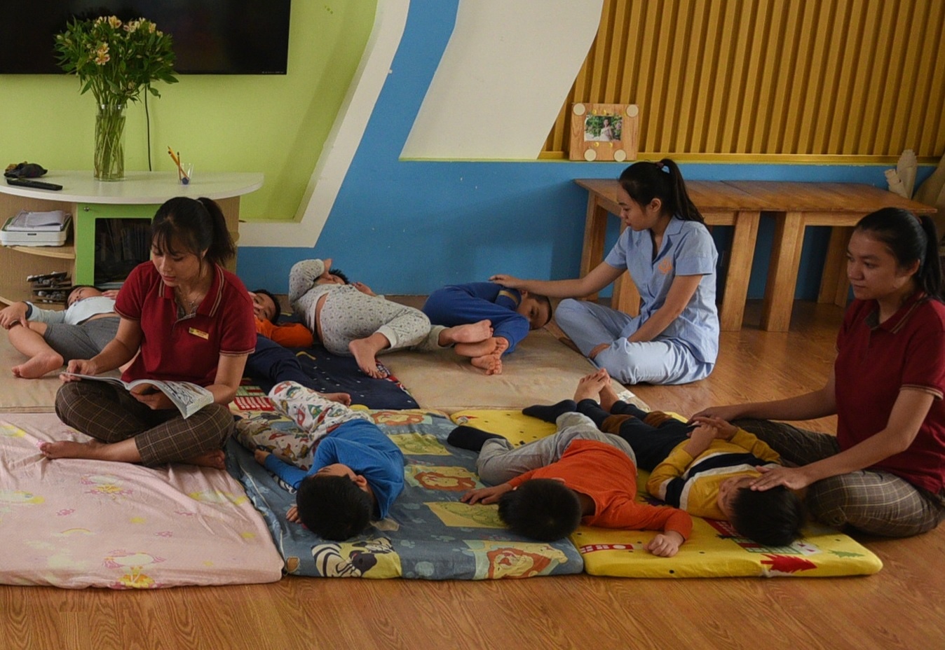 That nghiep 4 thang, nhieu giao vien mam non chat vat kiem song hinh anh