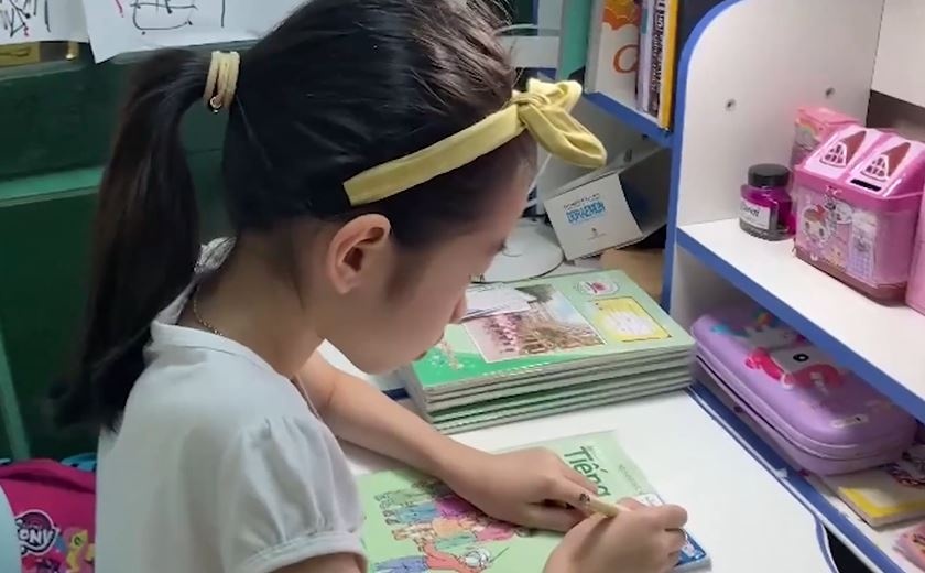 Phu huynh chat vat mua sach giao khoa cho con khi gian cach xa hoi hinh anh