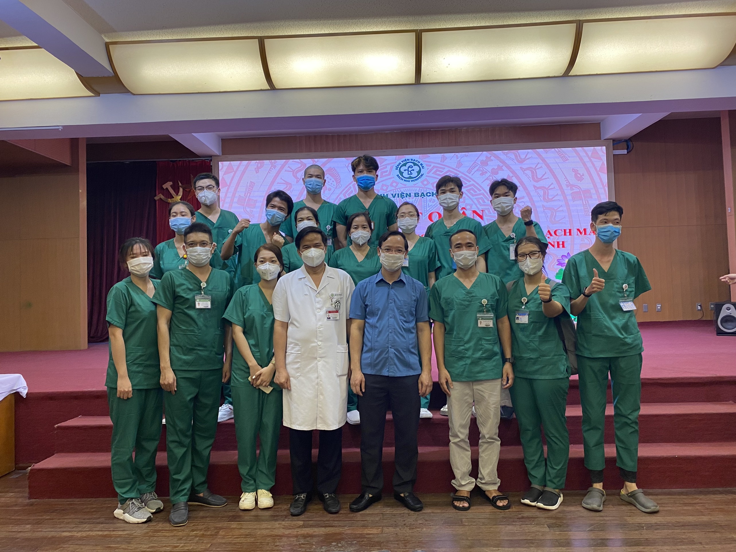 sinh vien chi vien cho TP.HCM trong dem anh 1