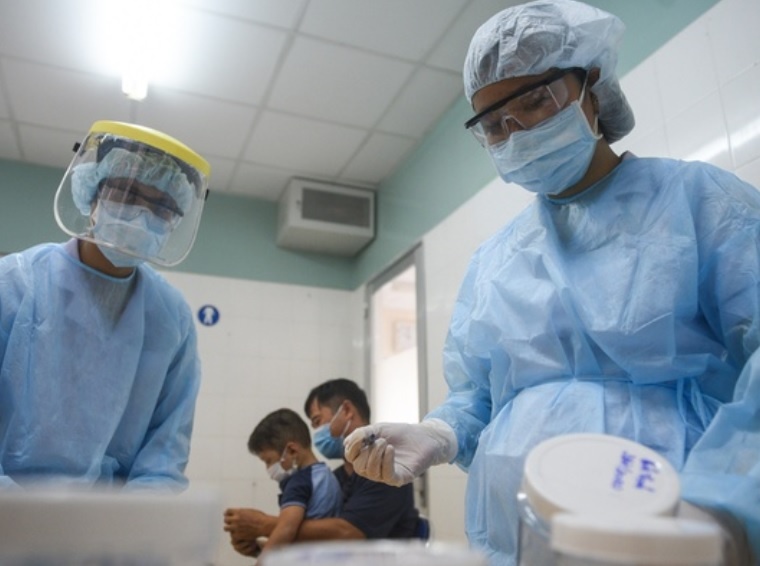 Nam sinh cung me chien thang Covid-19 o TP.HCM hinh anh