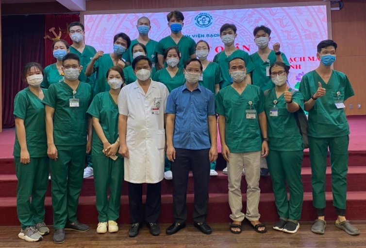 Can bo, sinh vien CD Y te Bach Mai len duong chi vien TP.HCM trong dem hinh anh