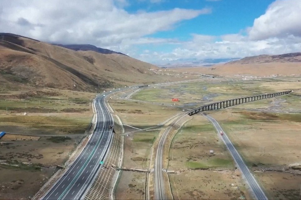 Tuyen duong cao toc cao nhat the gioi o Tay Tang hinh anh