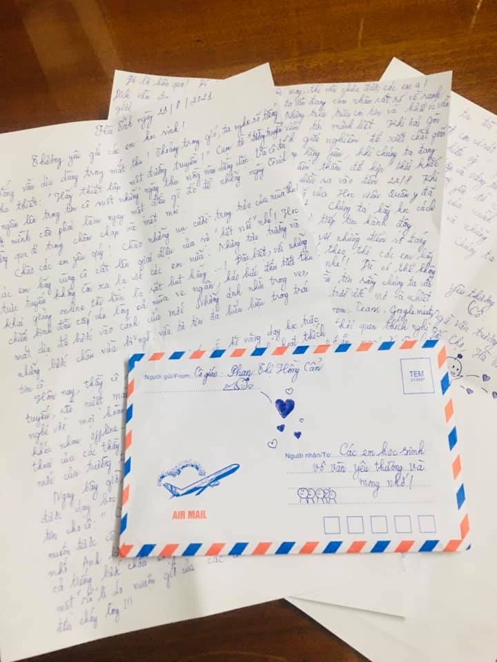 co giao viet thu tay dong vien hoc sinh anh 1