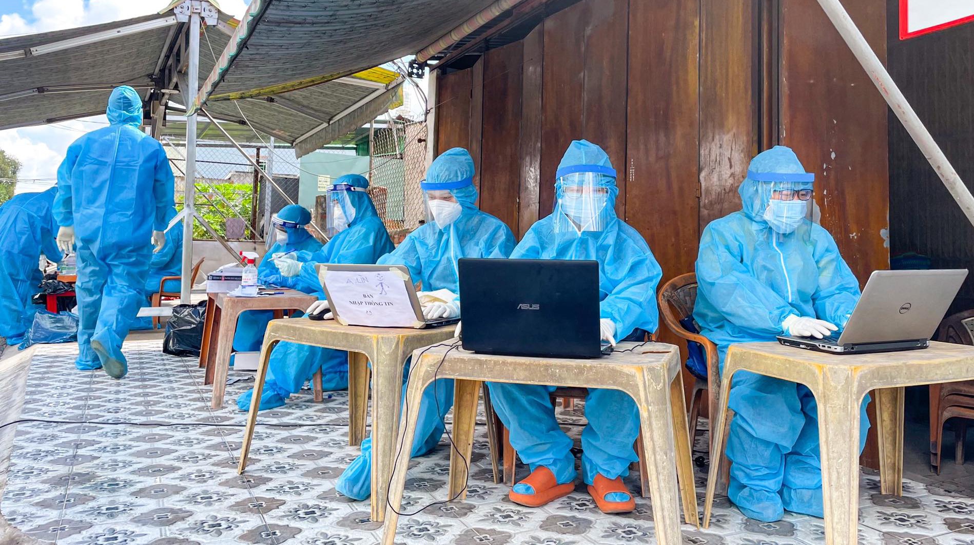 co giao tieu hoc tham gia chong dich,  tinh nguyen chong dich,  Lam Thi Ngoc Linh anh 2