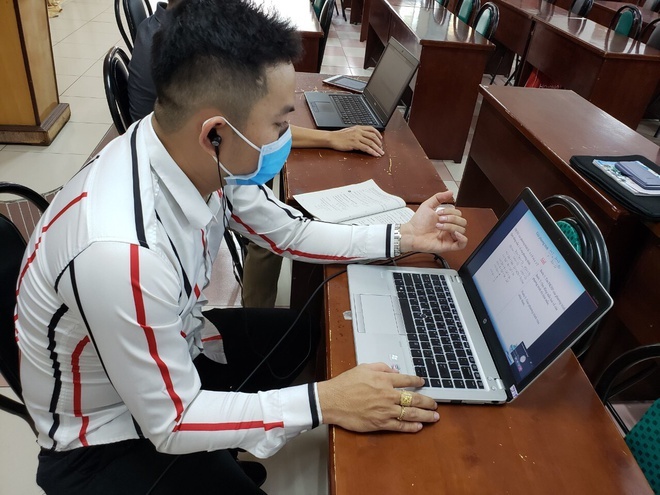 hoc sinh lop 1 hoc online,  kho khan trong hoc online,  thiet bi de hoc online anh 2