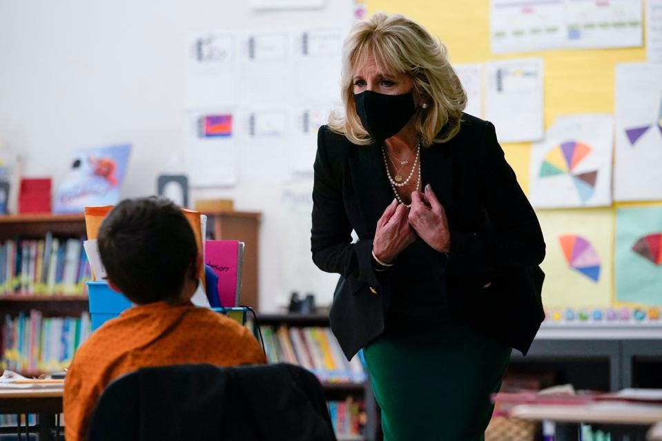 Ba Jill Biden tro lai truong day hoc hinh anh