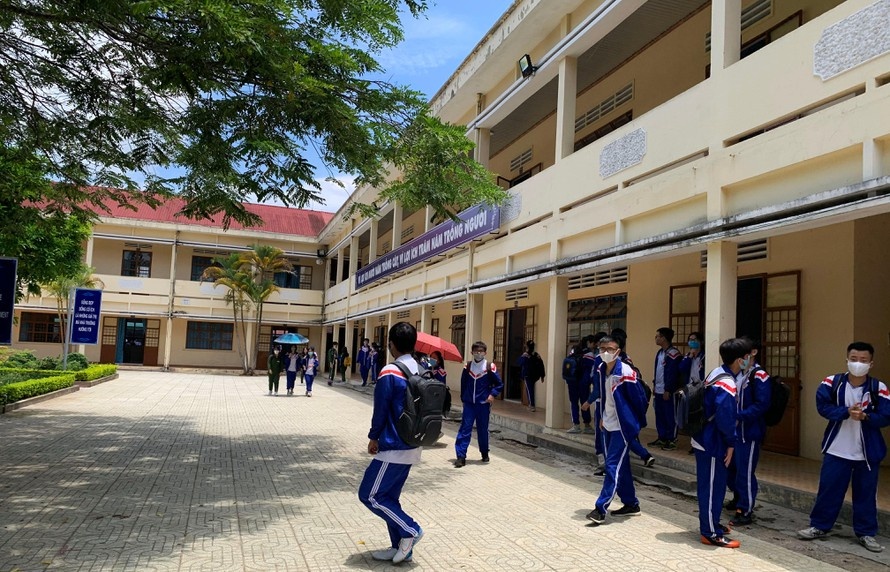 Don hoc sinh ve Lam Dong hoc tap anh 1