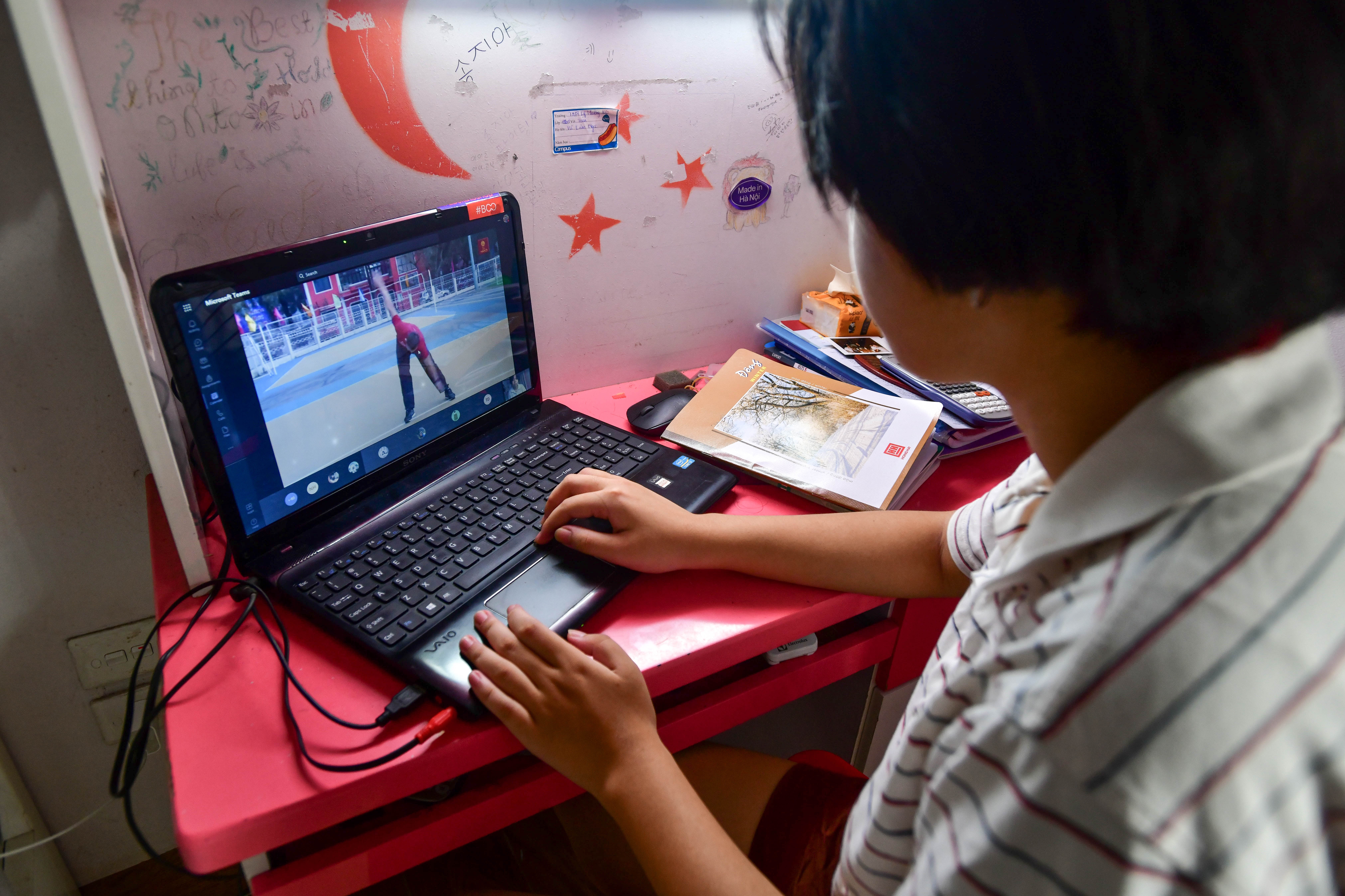 Tre met moi vi hoc online 6 tieng mot ngay hinh anh