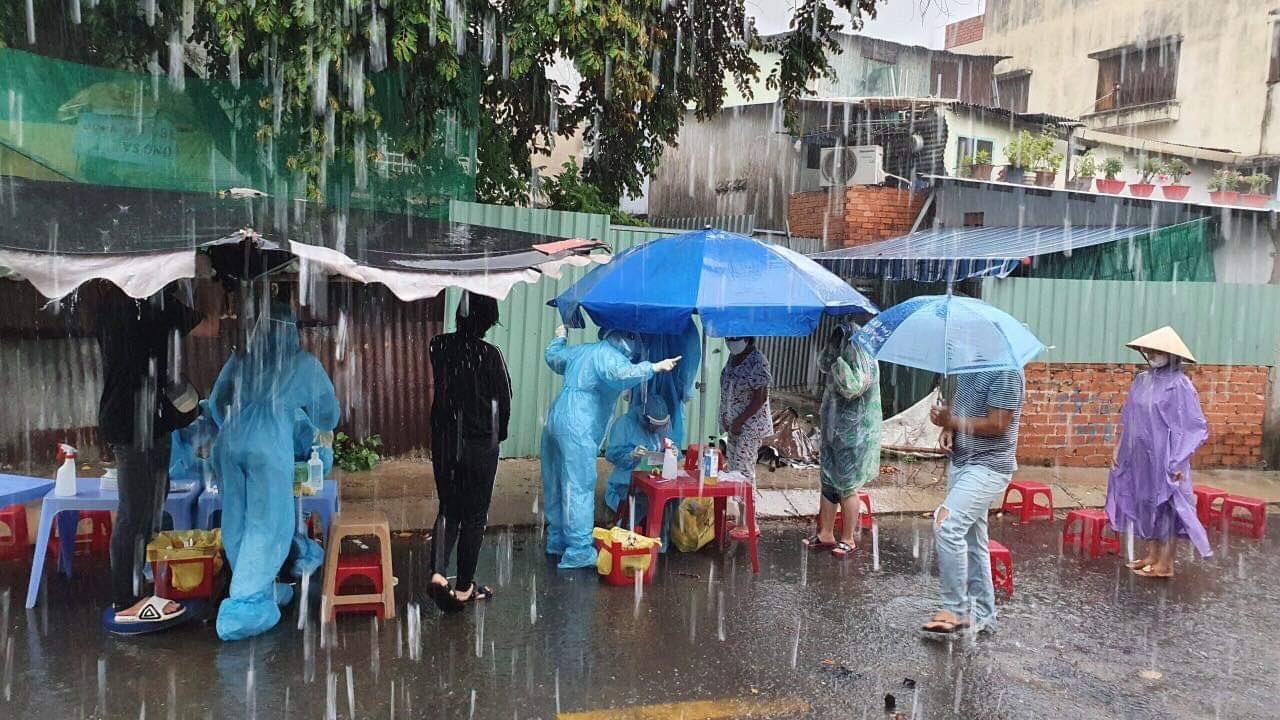 Nam sinh Hai Duong di chong dich anh 2