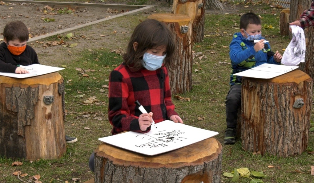 Nhung lop hoc ngoai troi trong dai dich hinh anh