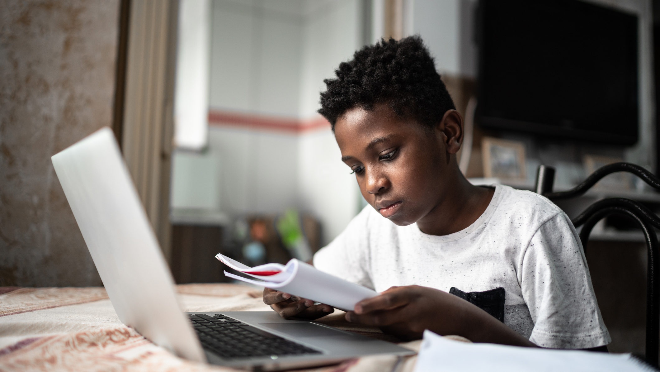 Nhieu tre em o My chon hoc online vi so bi bat nat tai truong hinh anh