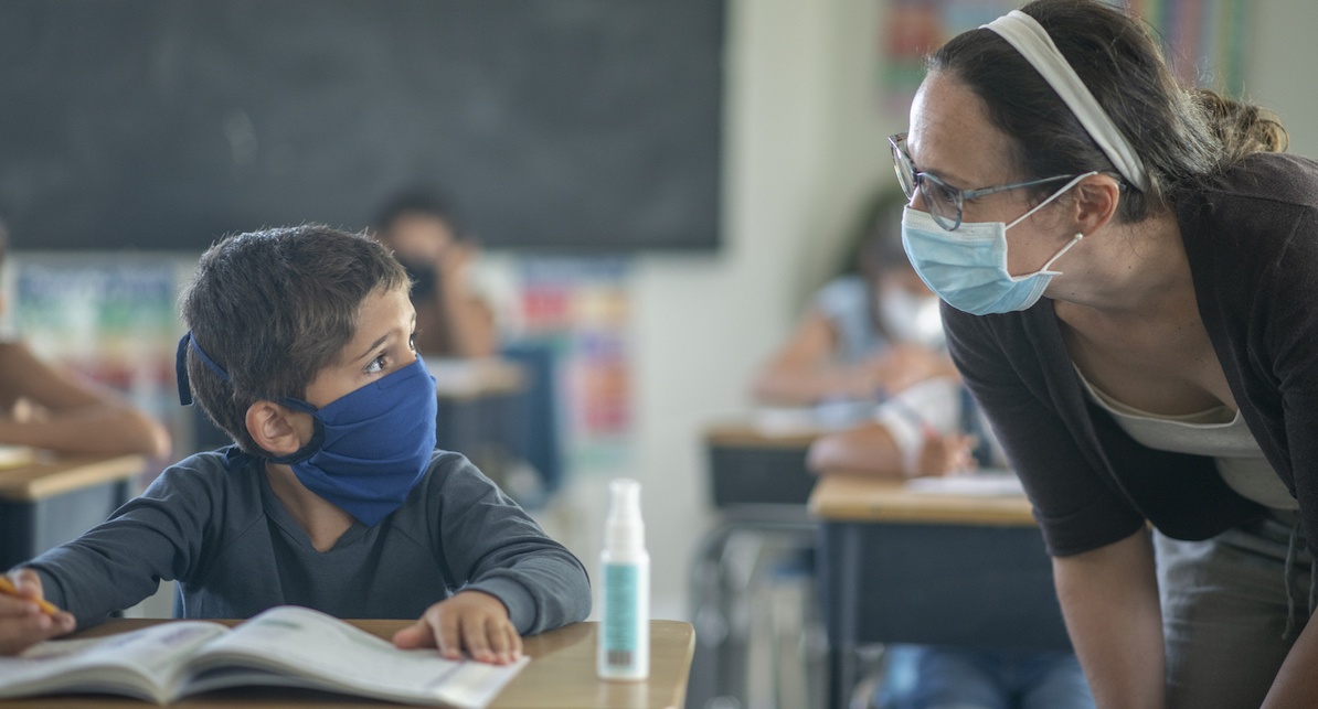 Giao vien don tre den truong anh 1