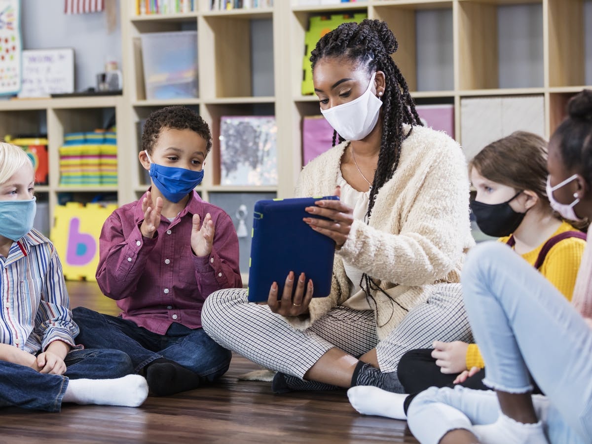 Giao vien don tre den truong anh 4