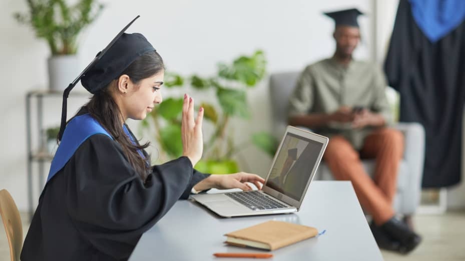 Tot nghiep thoi Covid-19, sinh vien My chat vat tim viec lam hinh anh