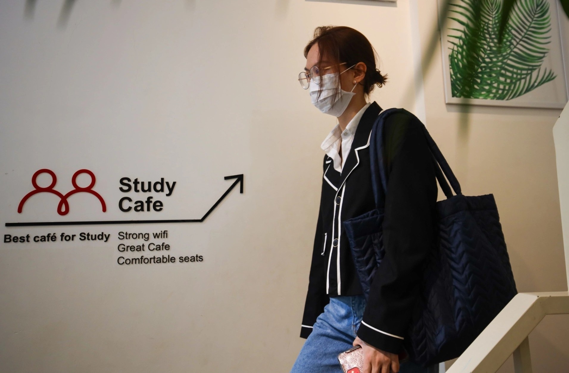 Sinh vien o TP.HCM lam them 8-9 tieng/ngay de du tien sinh hoat hinh anh