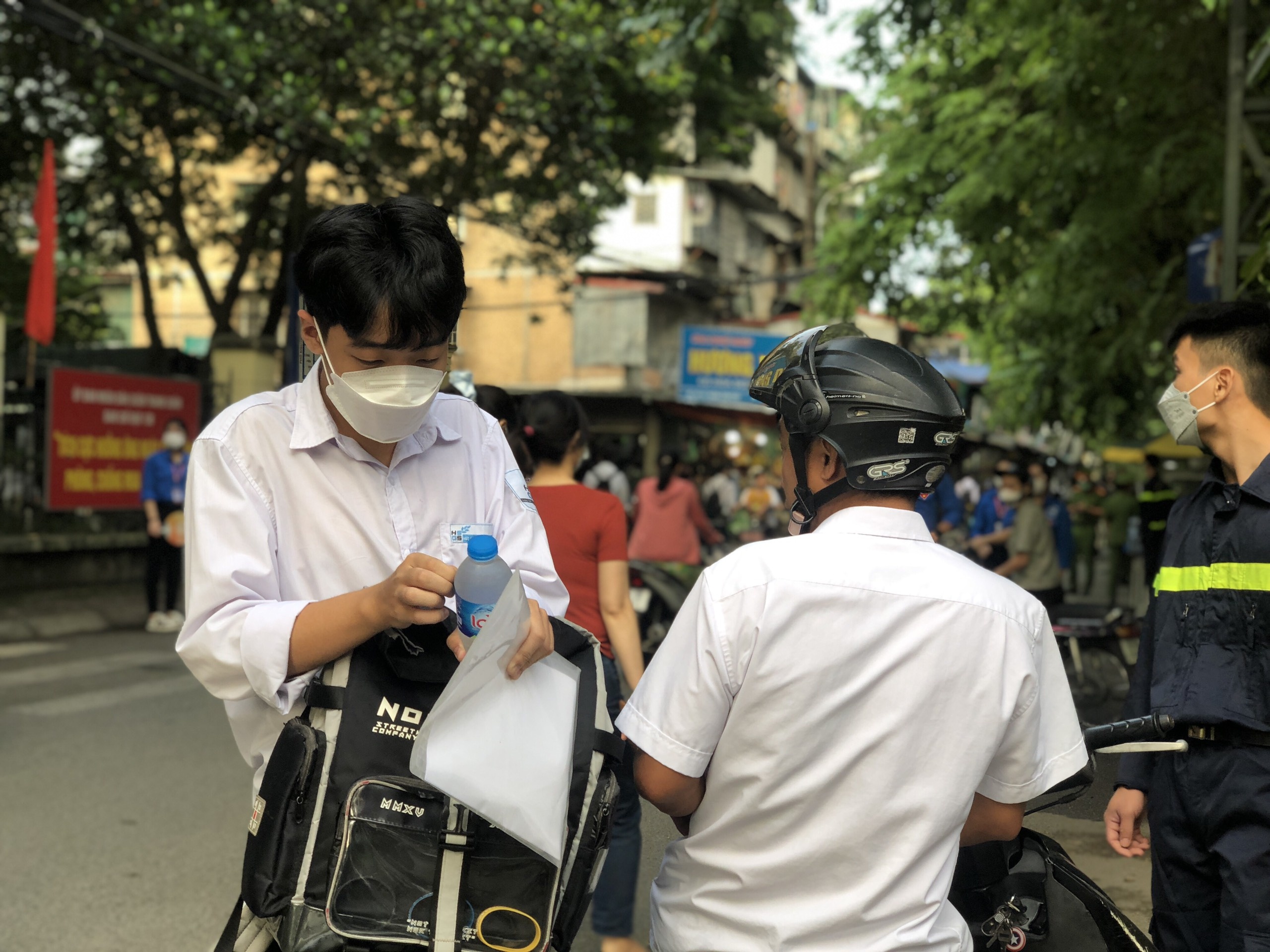 Thí sinh cả nước làm bài thi môn ngữ văn ảnh 2 Thi sinh ca nuoc lam bai thi mon ngu van anh 2