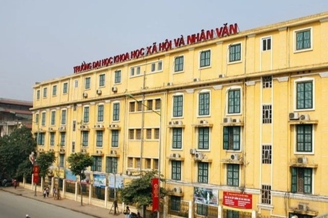 Truong doi chuan dau ra tieng Anh, sinh vien keu 'mat oan' hoc phi hinh anh