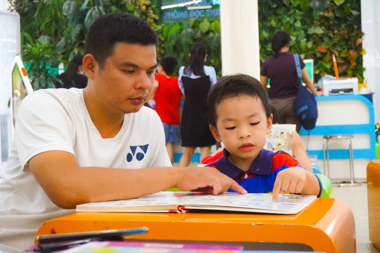 Phu huynh TP.HCM cho con den thu vien, trai nghiem khoa he hinh anh