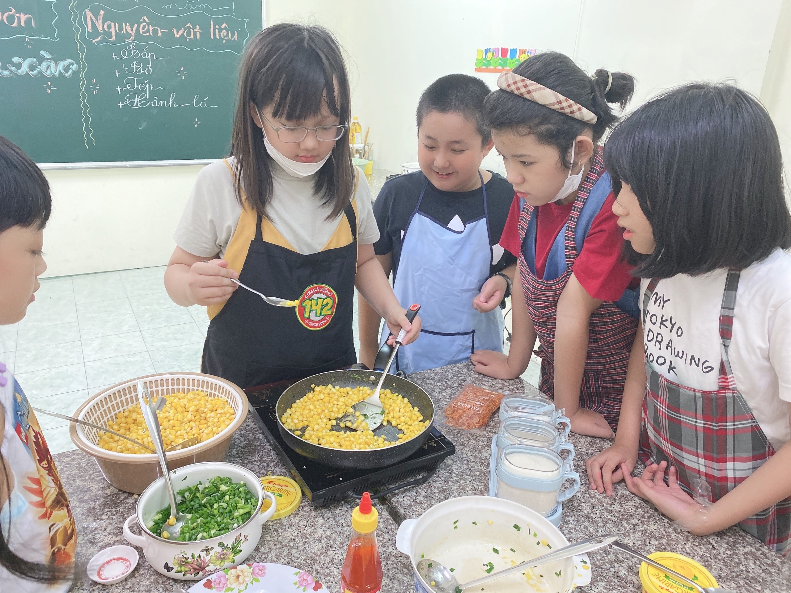 Phụ huynh TP.HCM cho con học nấu ăn ảnh 2 Phu huynh TP.HCM cho con hoc nau an anh 2