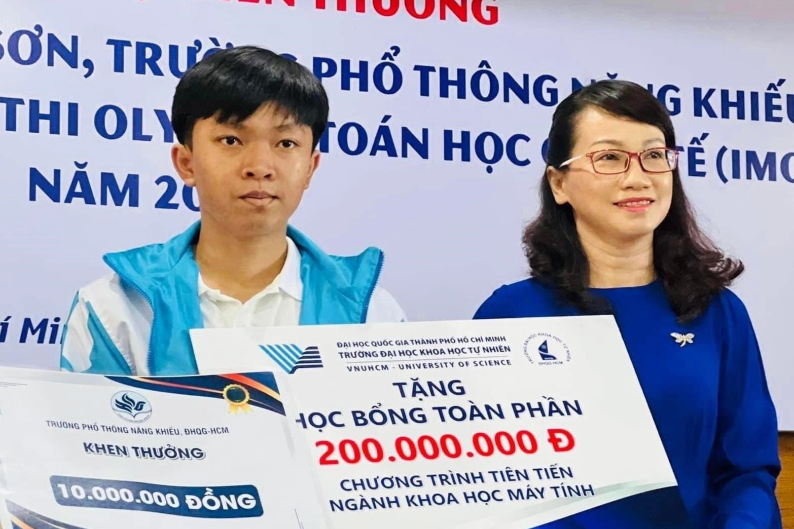 Hai hoc sinh doat huy chuong Olympic quoc te chon DH Khoa hoc Tu nhien hinh anh