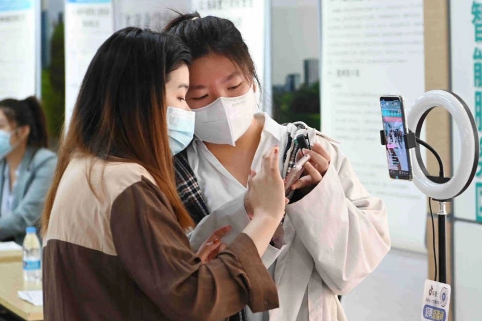 Tuyen nhan su va tim viec qua livestream o Trung Quoc hinh anh