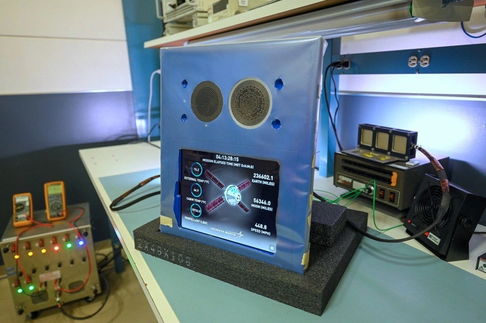 dua ipad len mat trang anh 1