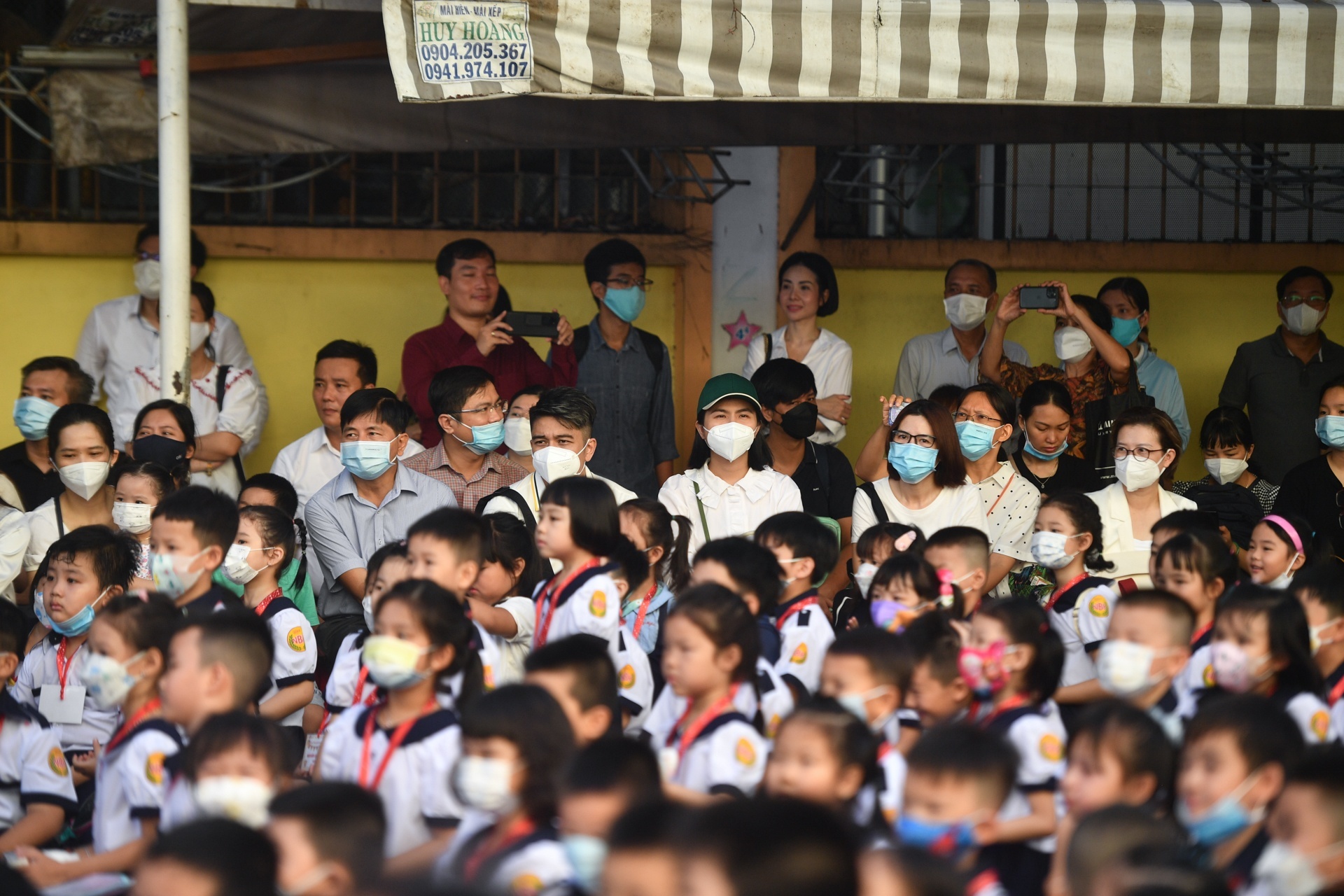 Phu huynh buc xuc vi phai dong tien mua ban ghe hinh anh