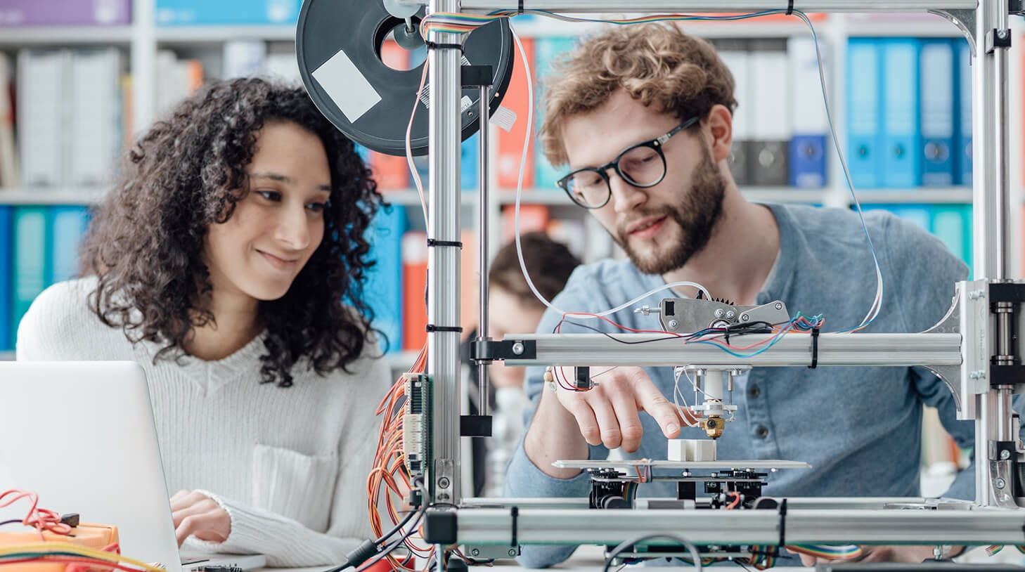 Hay di My hoc ky thuat may tinh va hoa hoc hinh anh