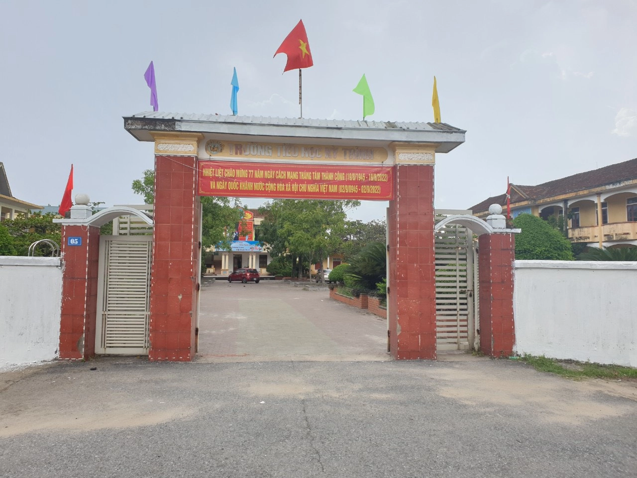 Hieu truong giai thich vu hoc sinh lop 1 phai dong tien ban ghe hinh anh