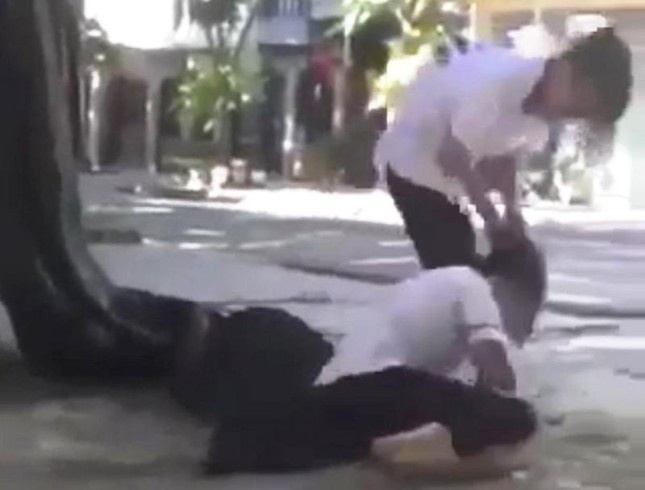 Nu sinh dau dau, hoang loan sau khi bi danh hoi dong, quay clip hinh anh