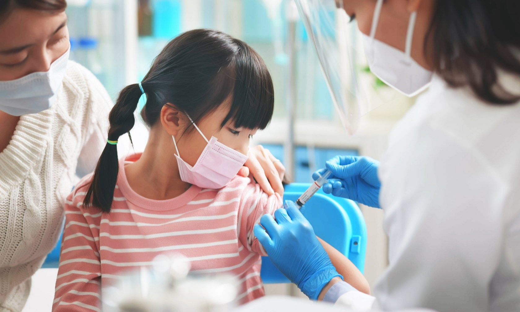 Tre THCS o Hong Kong phai tiem du 3 mui vaccine de duoc hoc truc tiep hinh anh
