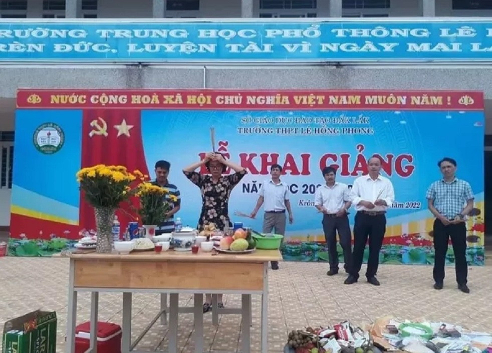 Thuc hu chuyen nha truong 'to chuc cung bai' trong ngay khai giang hinh anh