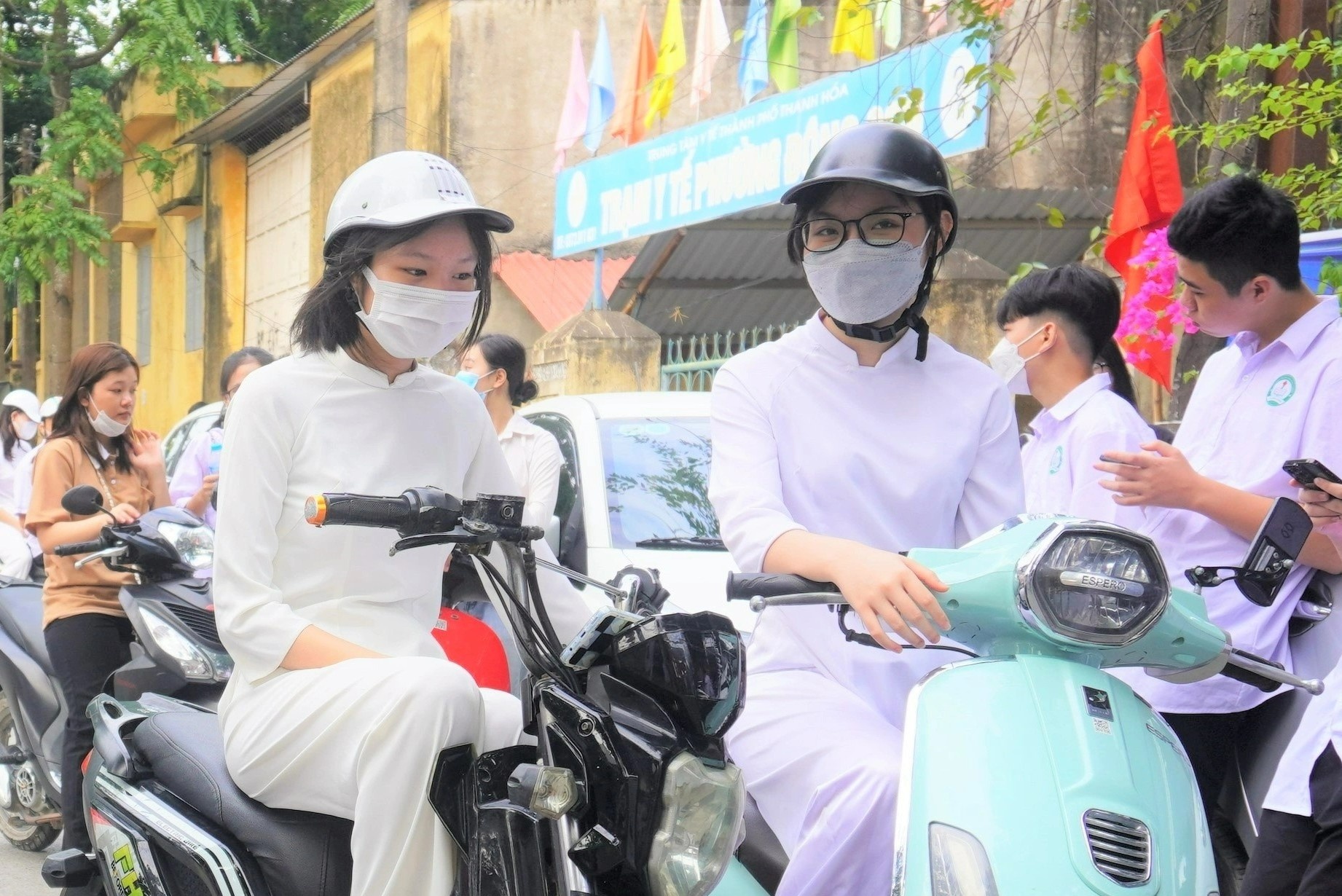 Hieu truong ly giai viec hang chuc hoc sinh khong duoc du khai giang hinh anh