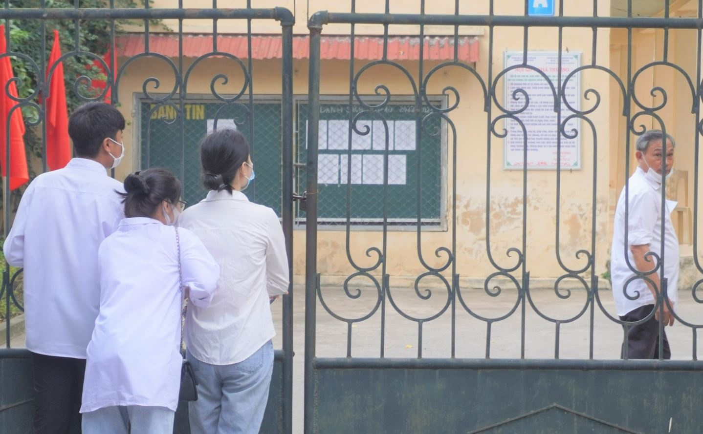 Hang chuc hoc sinh o Thanh Hoa khong duoc vao truong du khai giang hinh anh