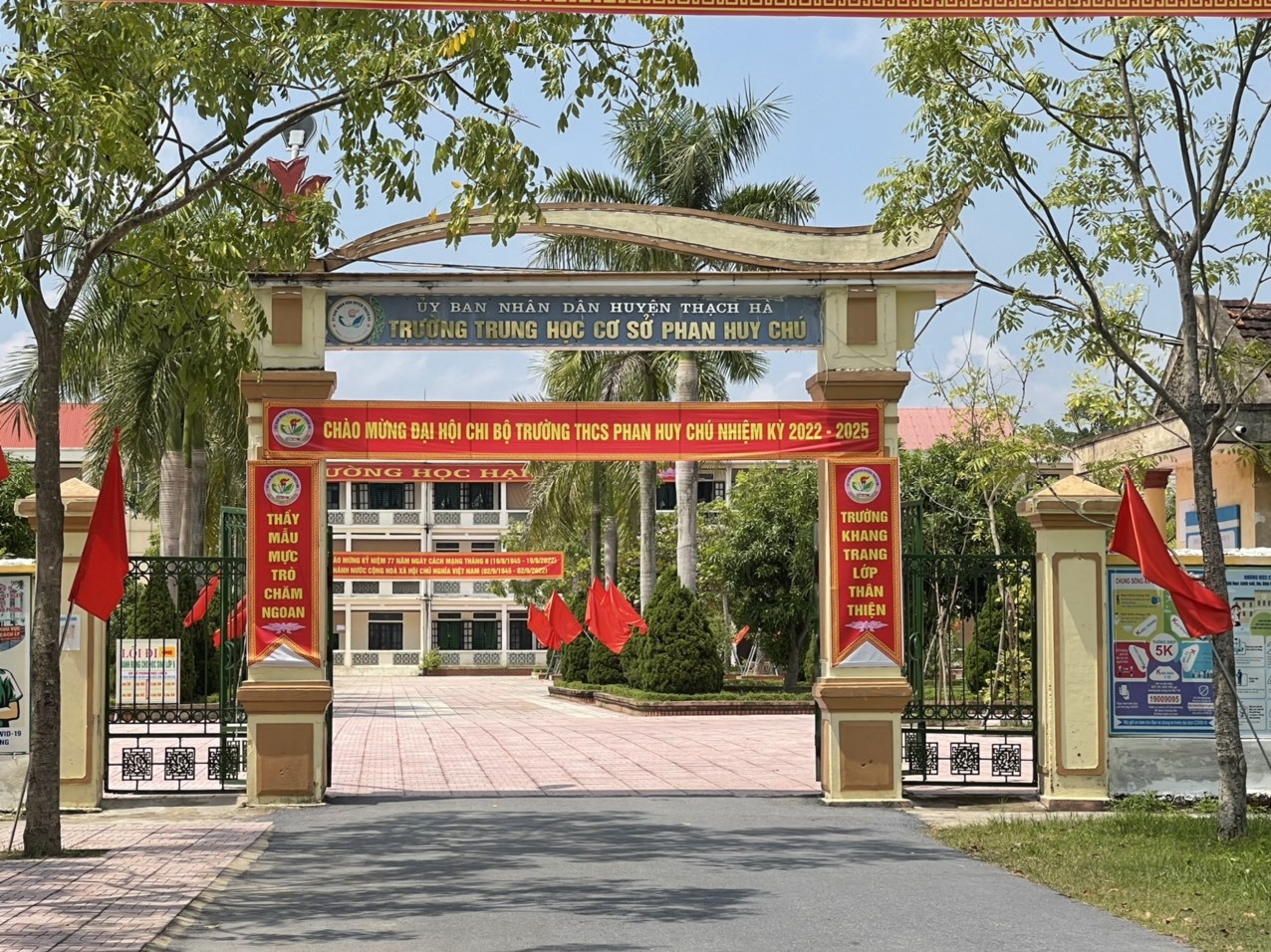 Trai long cua hieu truong khi xem clip hoc sinh hanh hung ban be hinh anh