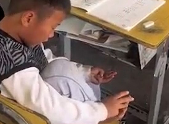 Be trai Trung Quoc dung ngon chan de lam toan hinh anh