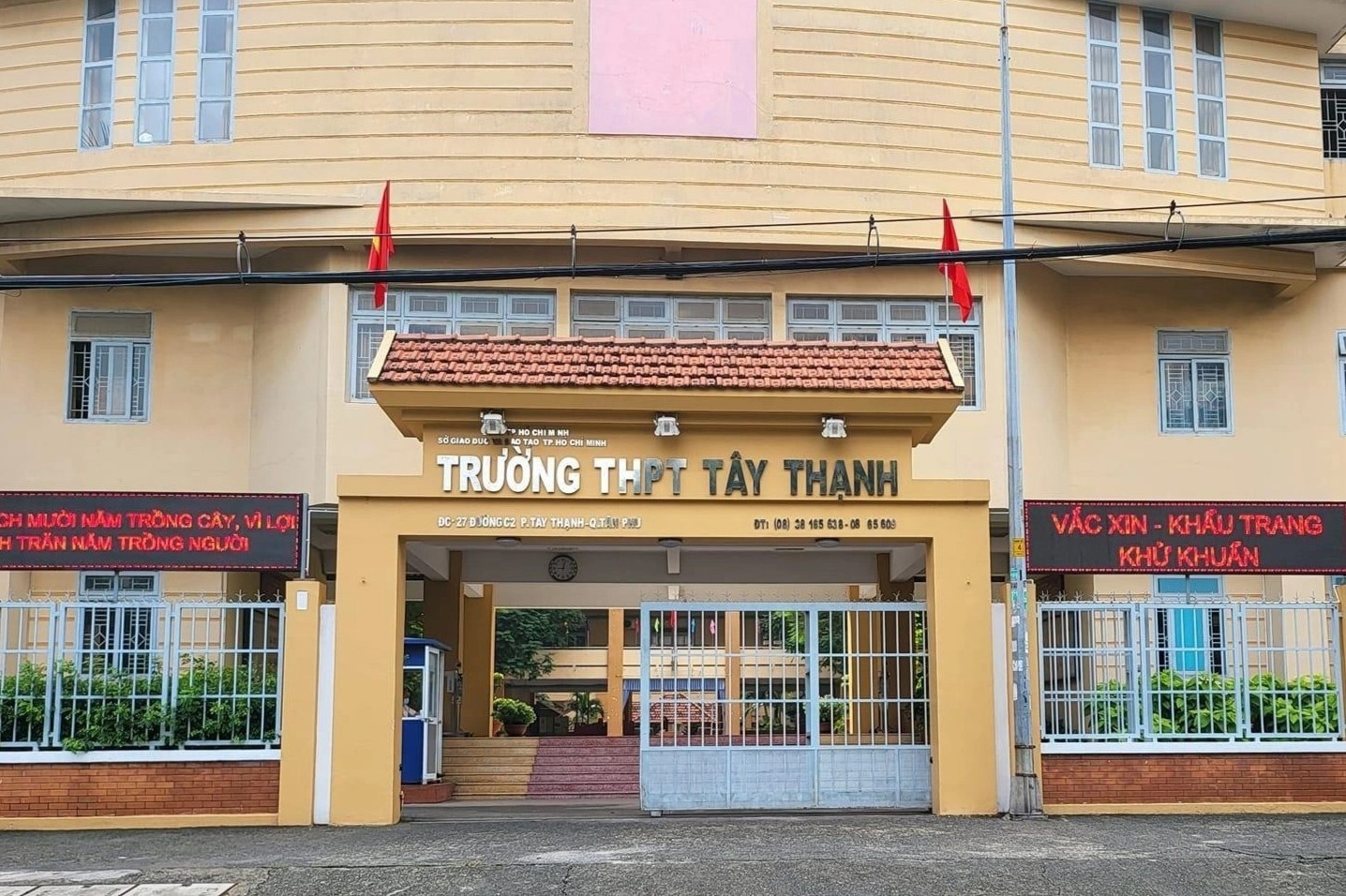 Phu huynh buc xuc vi phai dong tien theo goi y cua hieu truong hinh anh