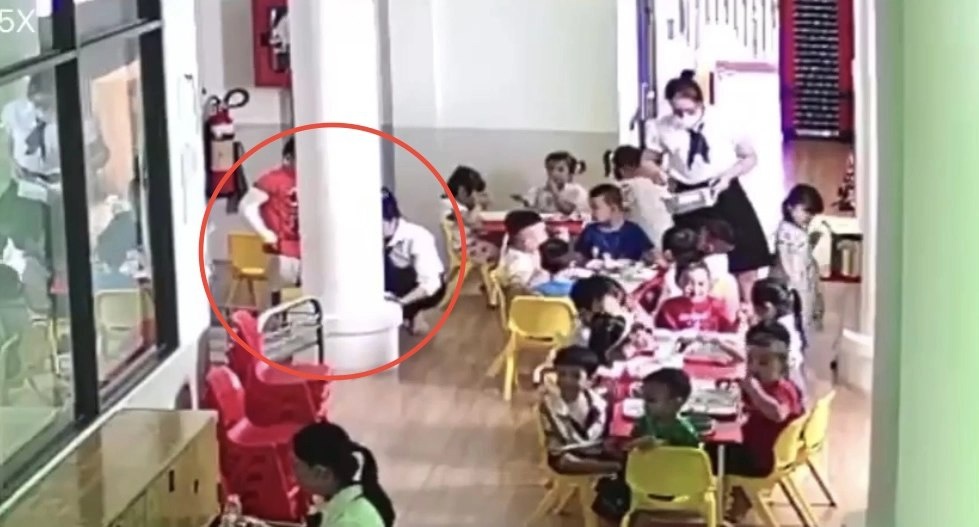 Bao mau boc thuc an duoi dat len cho hoc sinh an bi cho thoi viec hinh anh