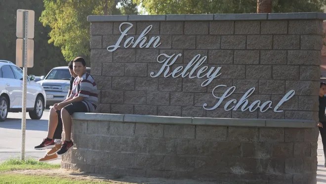 Co giao o My bi bat vi say xin trong lop hinh anh