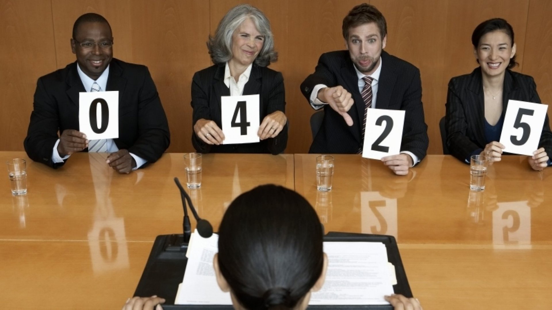 red flag tuyen dung anh 1