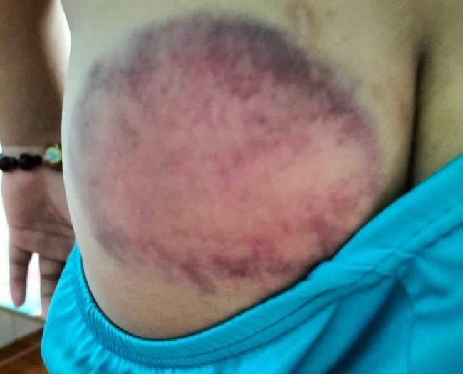 hoc sinh bi thay danh anh 1